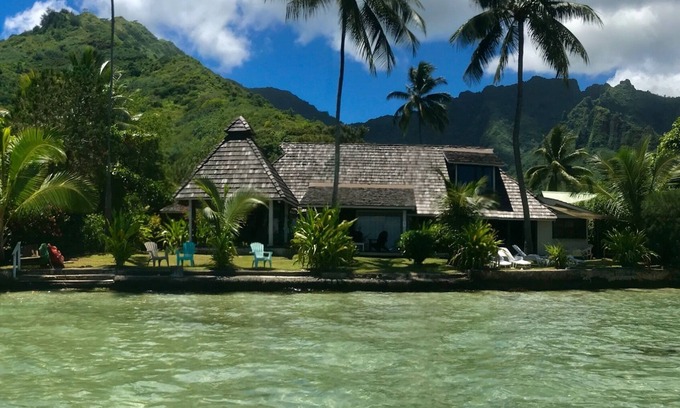 Maharepa Villa | Pension Poerani Moorea - DeLuxe Suite, living room, kitchen, 2 bedrooms a/c