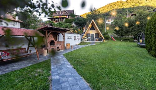 Sugag Ski Chalet | Pensiunea Casa Iulia A-Frame