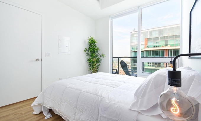King West Village Condo | ⚡PENTHOUSE in Downtown Toronto with CN TOWER VIEWS + FREE PARKING!