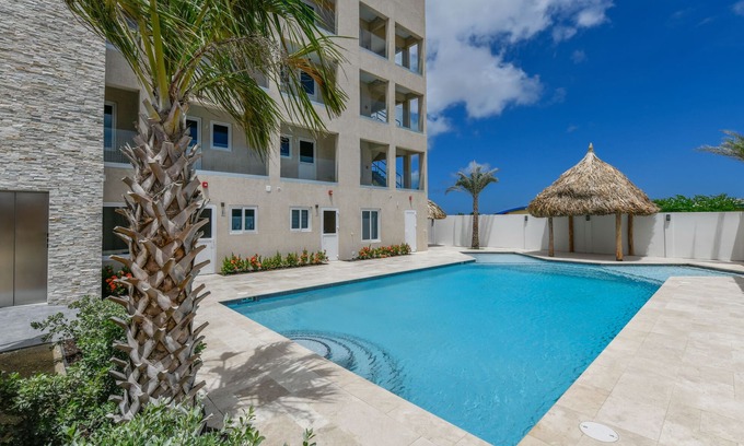 Ponton Apartment | Penthouse met zeezicht. Fantastisch gelegen bij het strand en stad.