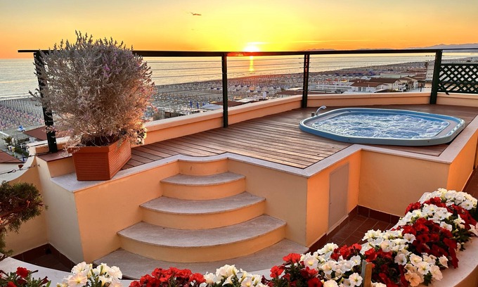 Lido di Camaiore Apartment | Penthouse Piccadilly with Jacuzzi
