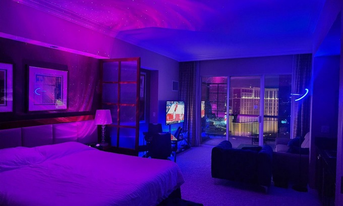 Las Vegas House | Penthouse Studio with Balcony! Strip View