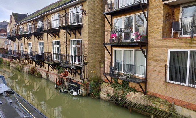 St Neots Apartment | Penthouse Waterfront Apartment - St Neots
