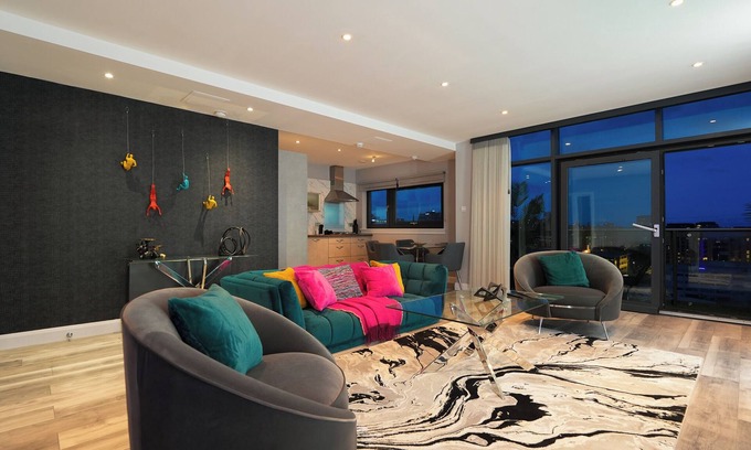 Glasgow Westend Apartment | Penthouse with Bar at Glasgow Hydro & SECC