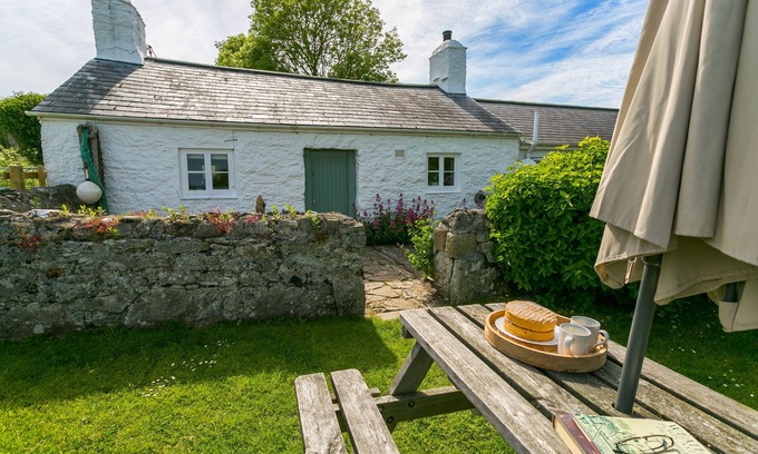 Penmon Apartment | Pentir - a sea view that sleeps 6 guests in 3 bedrooms