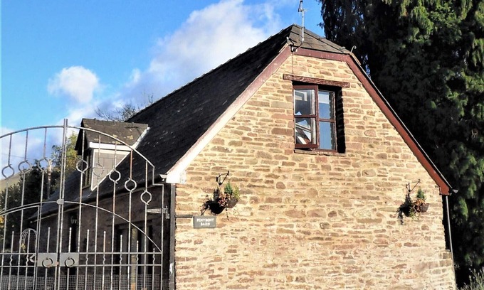 Llangorse House | Penybont Barn a cosy riverside barn conversion in Llangorse, the Brecon Beacons
