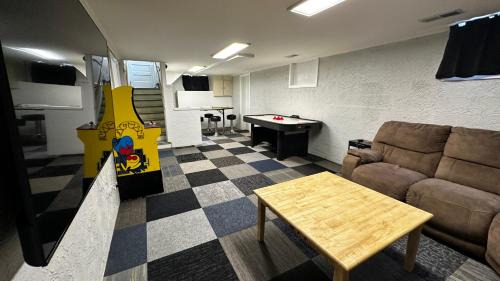 West Peoria House | Peoria Bradley Cozy Vacation Large Group Home with Kitchen View