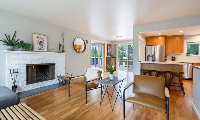 Shoreline House | Perch - Gathering Spot Upper: Freshly remodeled 3BR apartment in Shoreline