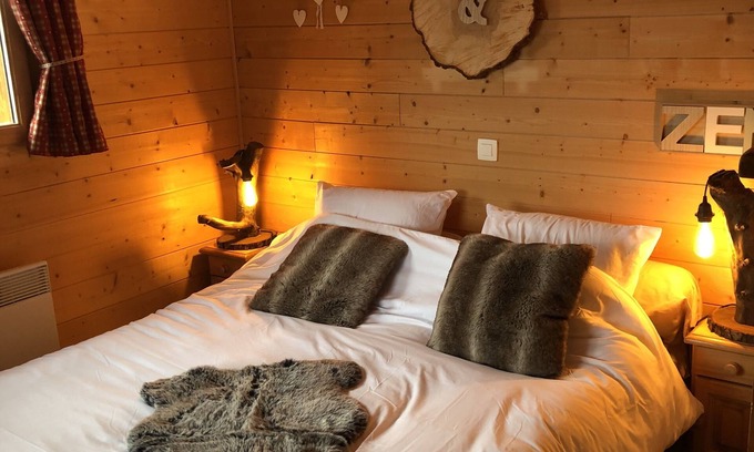 Evires Ski Chalet | Perched cabin with private Jacuzzi