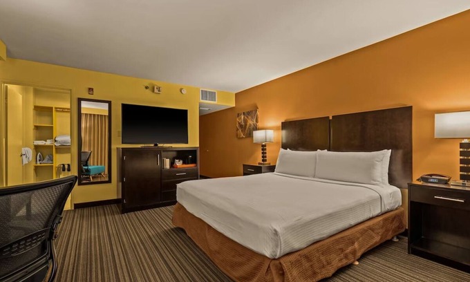 Western Honolulu Hotel | Perfect Airport Location with Free Shuttle | Standard Room with 1 King Bed