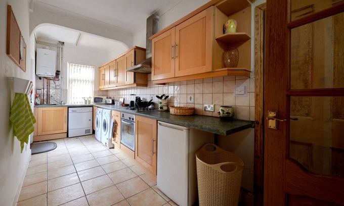 Liverpool House | Perfect Bargain Location for Exploring Liverpool & Chester, 4 Bed House, Sleep 9