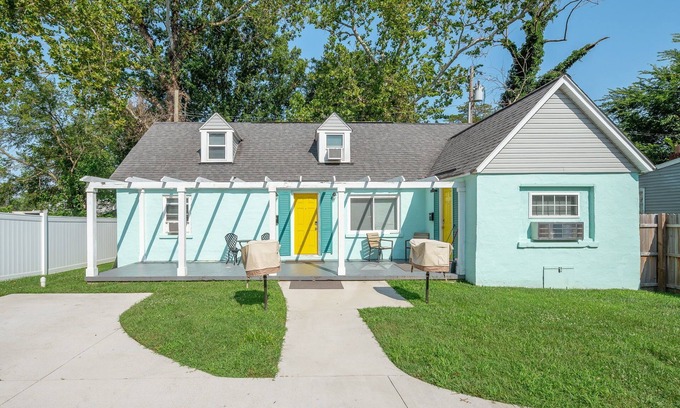 Buckroe Beach House | Perfect Beach Getaway for 5! Steps to the Sand!