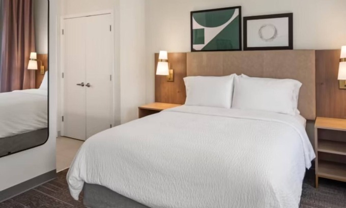 West Bloomington Hotel | Perfect Business Traveler Room with Complimentary Breakfast