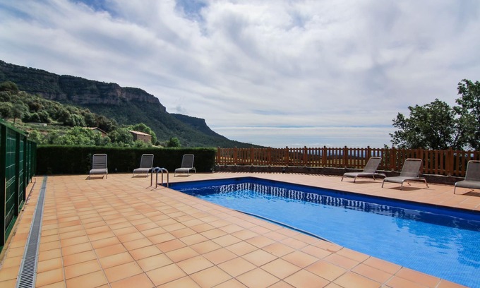 Casserres Villa | Perfect country home with excellent pool-view to Pyrenees
