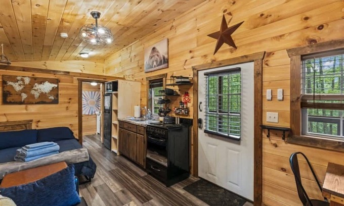 Primrose Cabin | Perfect Couples Getaway in the Heart of RRG!