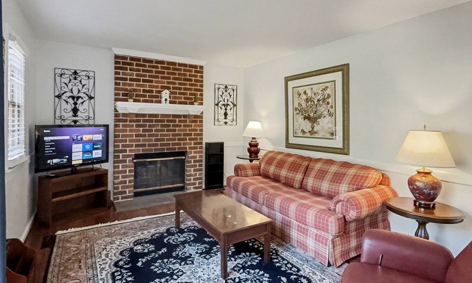 Midlothian House | Perfect for Extended Stays! Pet Friendly! Near Midlothian & Bon Air