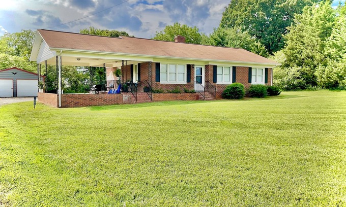 Conover House | Perfect for families or business, minutes to Newton and Hickory