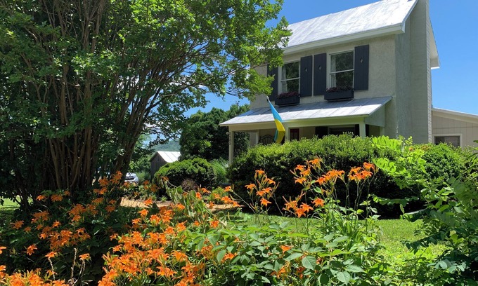 Batesville Cottage | Perfect getaway at foothills of the Blue Ridge Mountains, with gorgeous views!