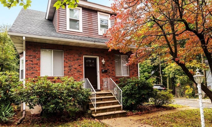 Newton Center House | Perfect Getaway in Historic NewtonHighland (CDC Safe)