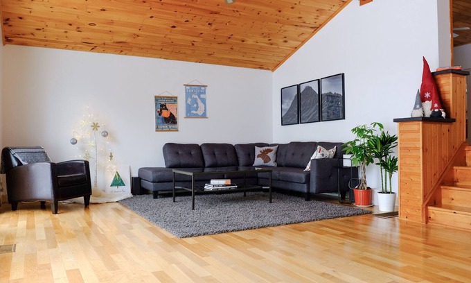 Grey Highlands Cottage | Perfect hideaway: all-season, open concept cottage overlooking Lake Eugenia