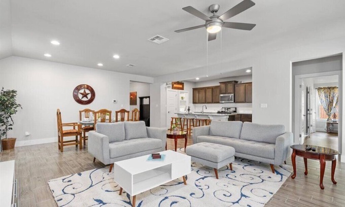 Round Rock House | Perfect house for vacation or work w/Patio, Yard & Parking! 5 min from Kalahari!
