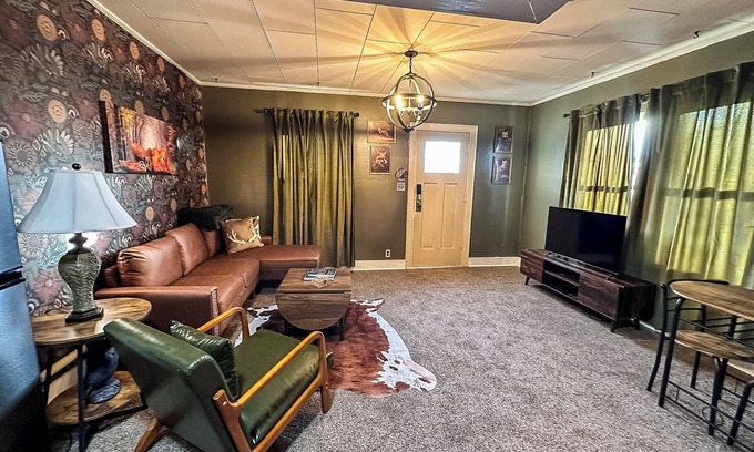 Russell Apartment | Perfect Hunters Den-1 Bed/1Bath/Deck-Close to Main Street-Russell KS
