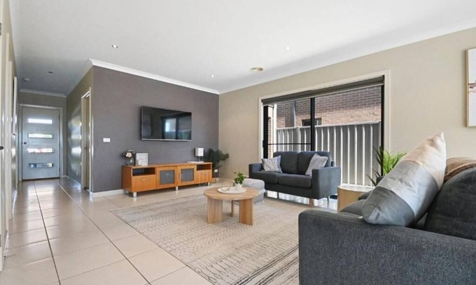Yarrawonga House | Perfect location to stay with the Family or Family's. Close to boat ramp.