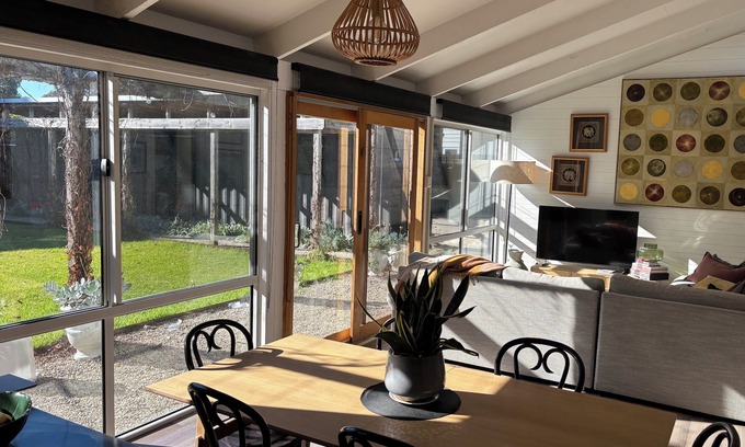 Somers House | Perfect position in Somers - 150m to beach and 3 minutes walk from cafe