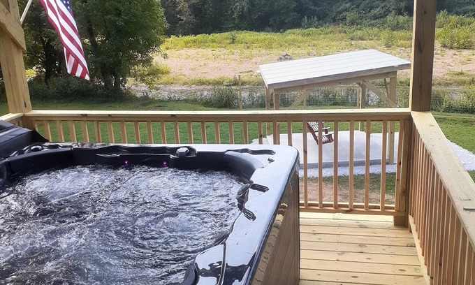 Westpoint Cabin | Perfect Privately Located Honeymoon Cabin on the Creek with Jacuzzi