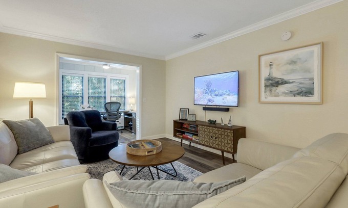 Saint Simons Heights Condo | Perfect South Island Location! 4 Bikes included/Pool/Pickelball. Bring the Dog!