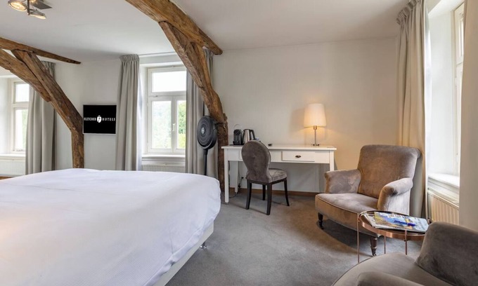 Baarlo Hotel | Perfect Spot! Free Dining and Parking! Onsite Dining and Parking!