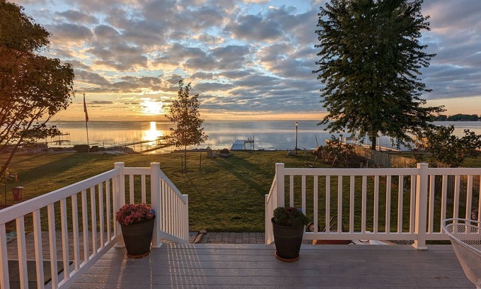 Oshkosh House | Perfect Waterfront Retreat Destination on Lake Winnebago