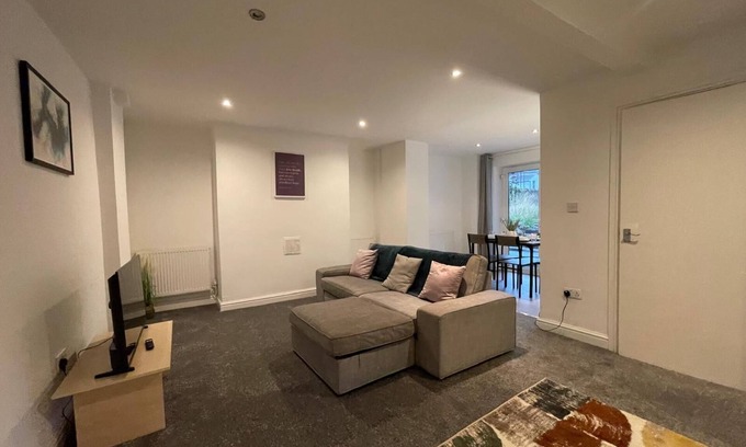 Plasnewydd Apartment | Perfectly Placed: Cozy Flat in the City's Heart