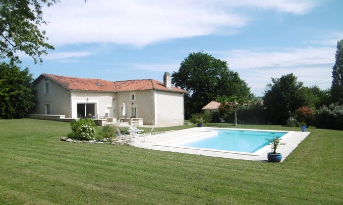 Douchapt House | Perigord blanc spacious stone house 3 bedrooms large garden and beautiful swimming pool