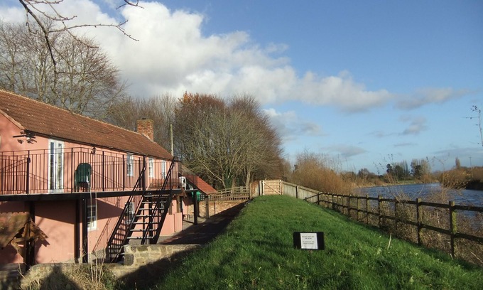 Gloucester House | Pershbrook Cottage & Garden on the River Severn.