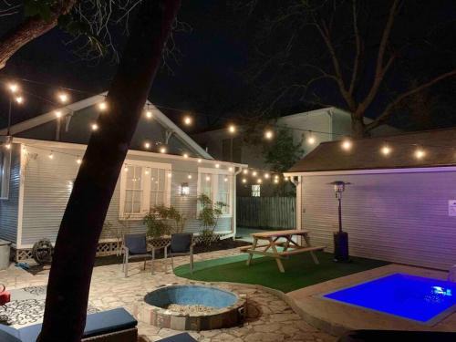 Mahncke Park House | Pershing Place: Historic home with heated spa/pool by Zoo, Pearl, Golf, Witte