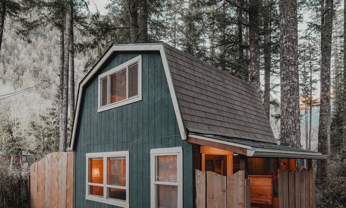 Index Cabin | Persis tiny cabin. amazing outdoor shower.