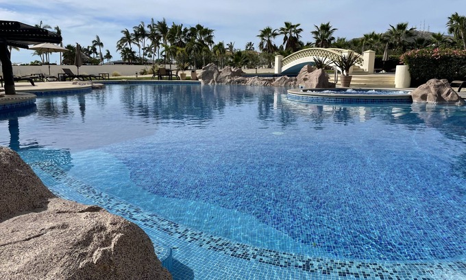 Zona Hotelera Condo | PERSONAL CONCIERGE! steps from the ocean with amazing views
