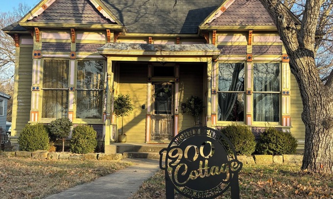 Yates Center Cottage | Pet & Family Friendly Cottage w/Nature Views in Yates Center - Fire Pit & Grill