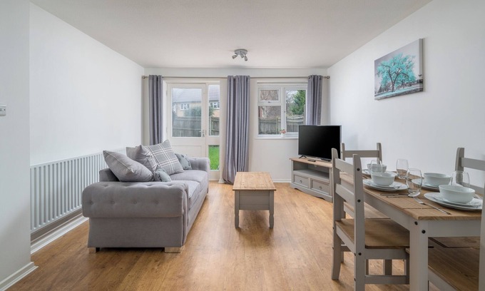 Maidenbower Apartment | Pet-Friendly 1-Bedroom Apartment in Crawley