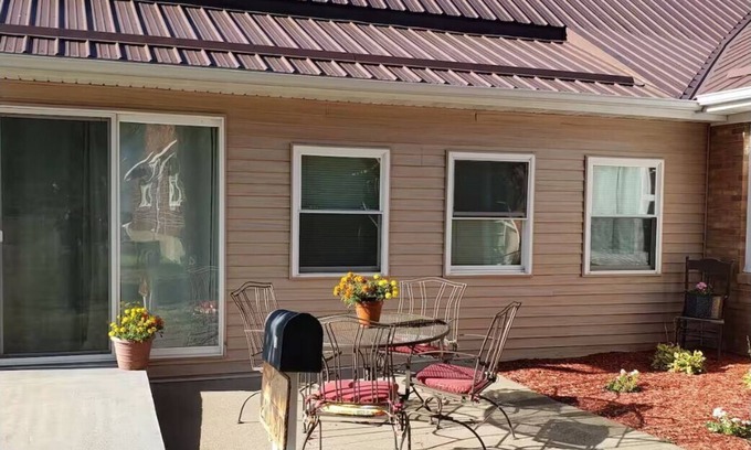 Bellevue House | Pet-friendly 2 bedroom townhome in tranquil Bellevue
