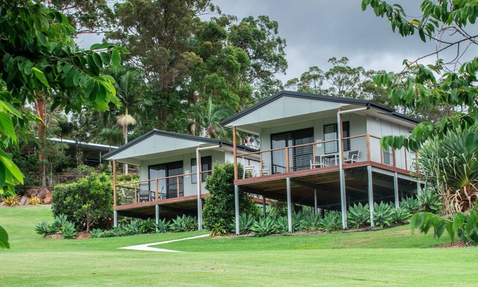 Diddillibah Cabin | Pet friendly and private 9 hole golf course 12 minutes to surf beach