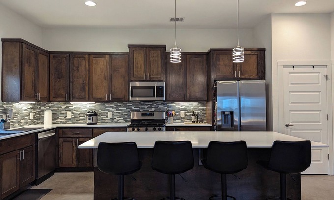 St. Johns House | Pet-Friendly ATX International House