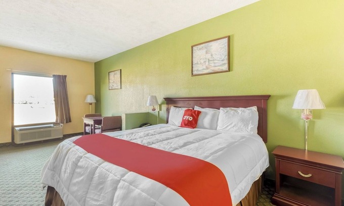 Grenada Hotel | Pet-Friendly Budget Stay Near Sonic, Dairy Kream & Local Restaurants