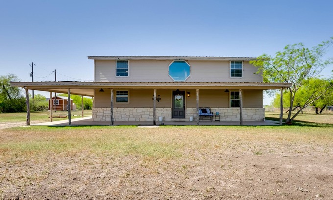 Uvalde Cabin | Pet-Friendly Cabin on 3 Acres: 7 Mi to Uvalde!