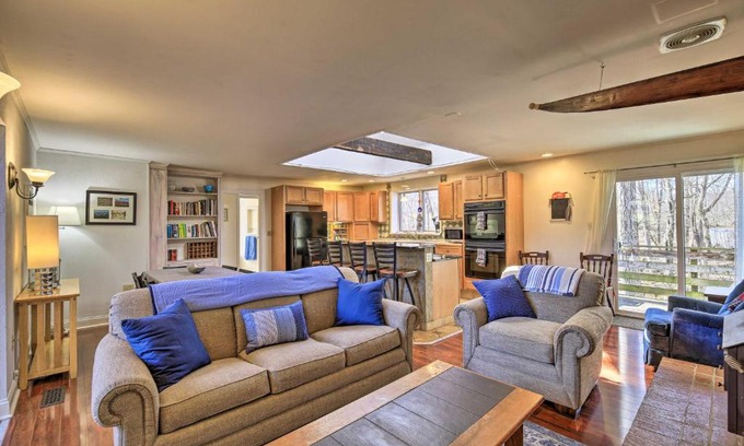 Ingles House | Pet-Friendly Cabin with Dock on Claytor Lake!