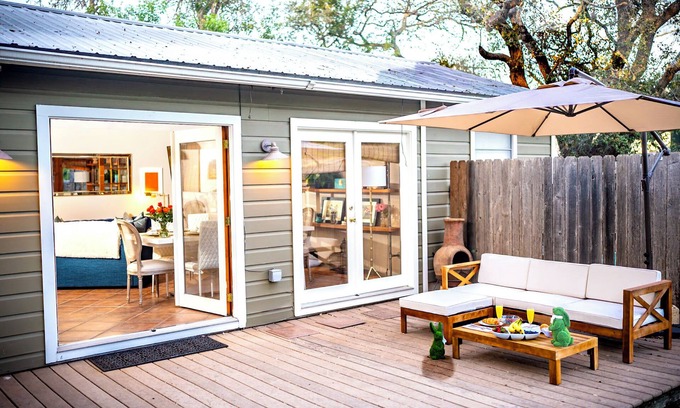 Bouldin House | Pet-Friendly Chic SoCo Bungalow with yard, w/d, full kitchen