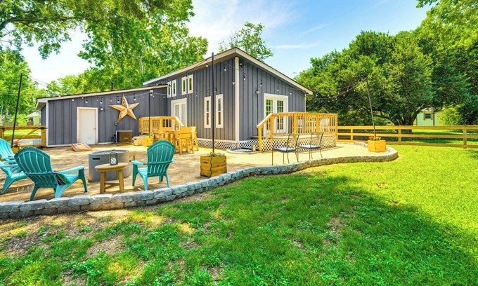 Tomball Cottage | Pet-friendly Cottage, 3 Blocks to Main St!
