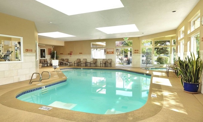 Rio Grande Hotel | Pet-Friendly Downtown Accommodation w/Pool, Sauna + Free Breakfast l 3 Rooms