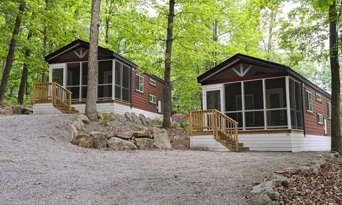 Singers Glen Cottage | Pet-Friendly Deluxe Cabin at Endless Caverns - Escape to Endless Caverns Resort